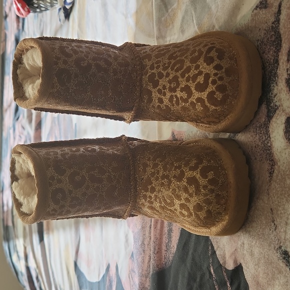 UGG Toddler Size 6 - Picture 3 of 4